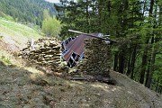 25 Baita diroccata salendo dalla strada agrosilvopastorale ai prati della Pigolotta